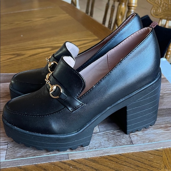 Chic Black Loafers with Gold Accents - Picture 9 of 9